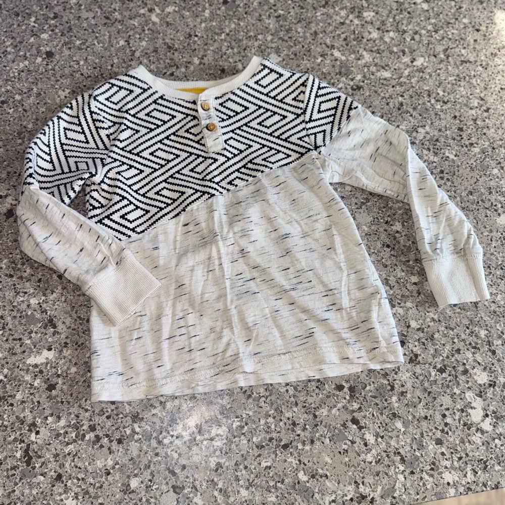 OshKosh l Geometric Pattern Kids Shirt - Black and White l Boy’s Size: 3T